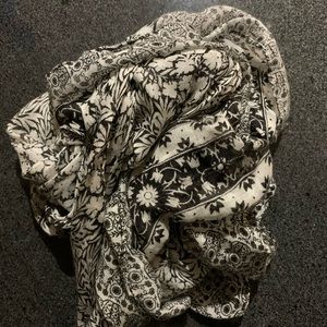 Patterned, light scarf